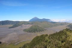 fotky-Indonésie-2013-705-Bromo-Tengger-Semeru-NP-Gunung-Penanjakan-2770m-pohled-na-Gn.-Bromo-2392m-Moře-písku-a-Gn.-Semeru-3676m